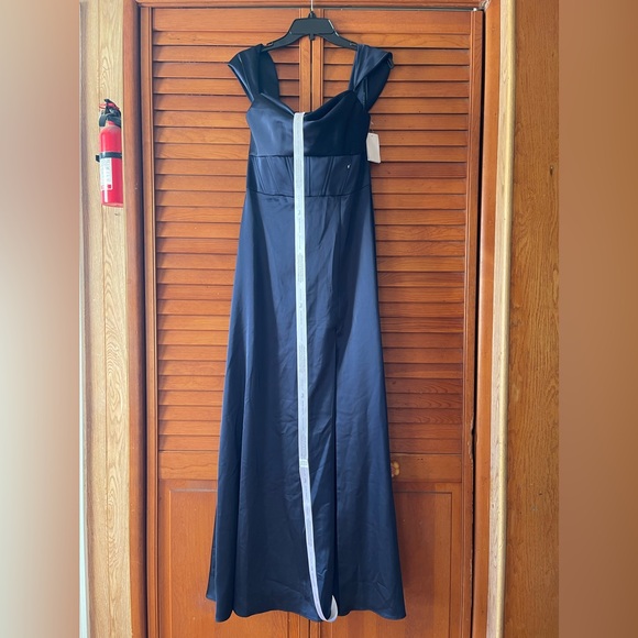 After Six Off The Shoulder Satin Charmeuse Gown With Removable Sleeves.Sz 6
#316 - Picture 2 of 9